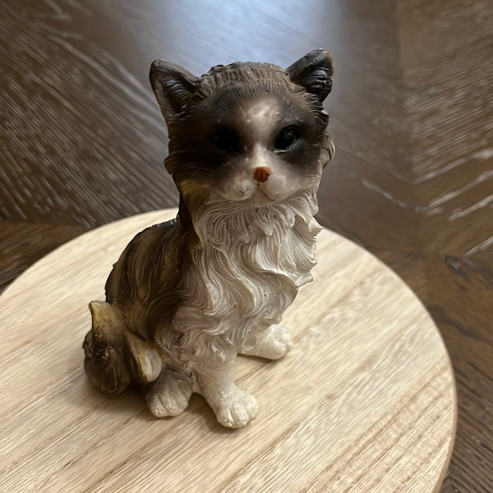 Resin Persian cat kitty textured figurine free standing 5.5” tall